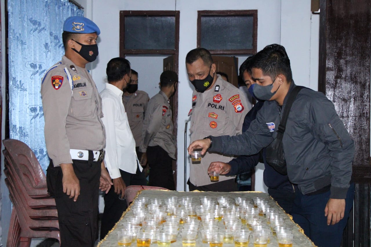 Ket : sampel urine para personil Polres Parepare dalam tes urine,di Aula Baruga Pratistha